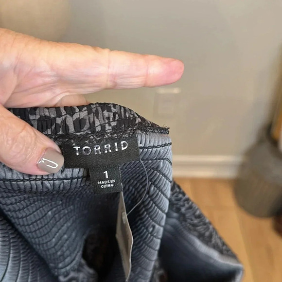 TORRID GRAY ANIMAL PRINT CHIFFON SMOCKED OFF THE SHOULDER BLOUSE NEW WITH TAGS - Picture 9 of 9